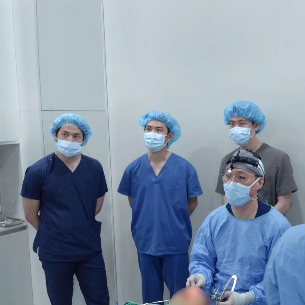 額挙上手術見学の様子