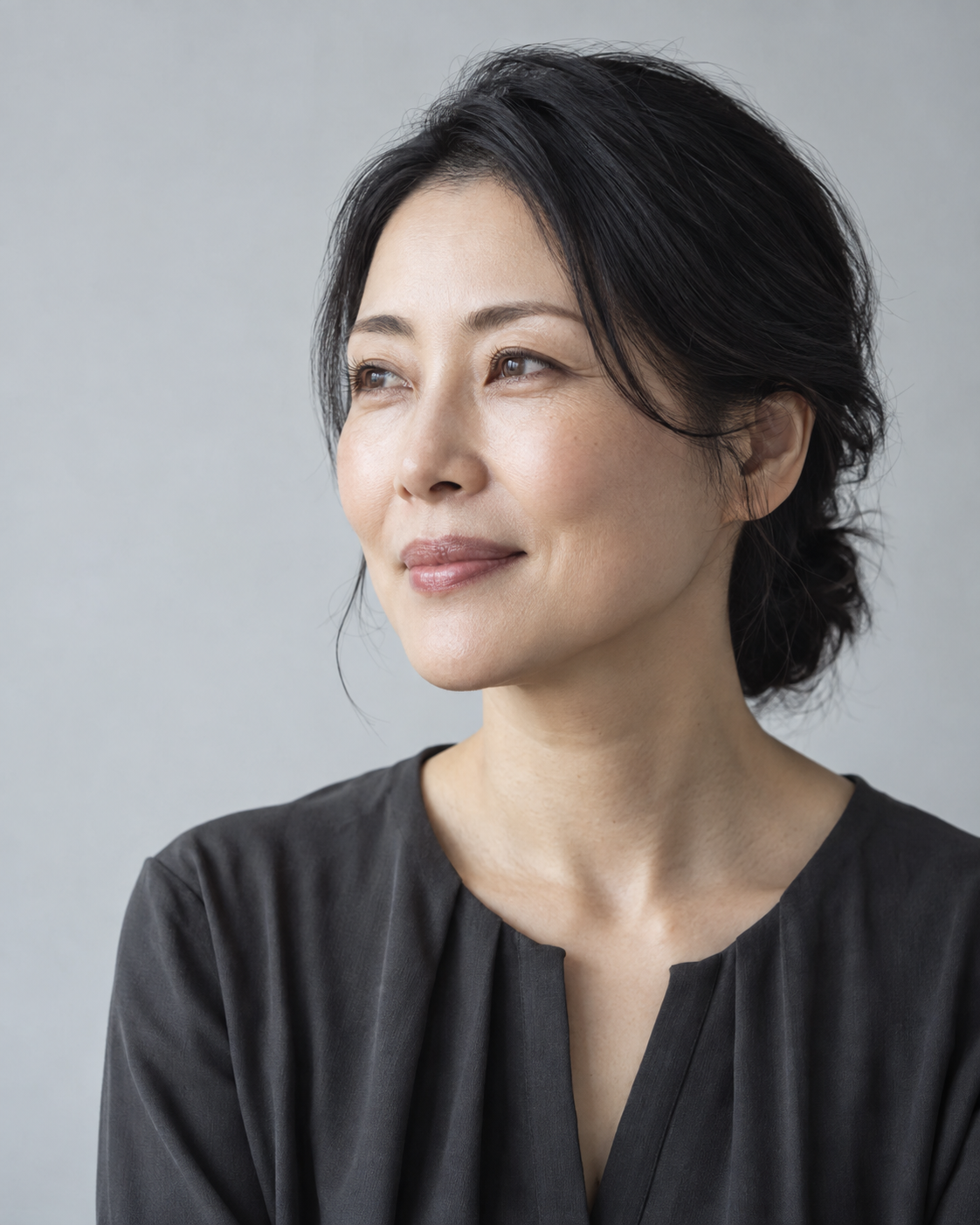 落ち着いた表情の女性。AI生成のモデルイメージ